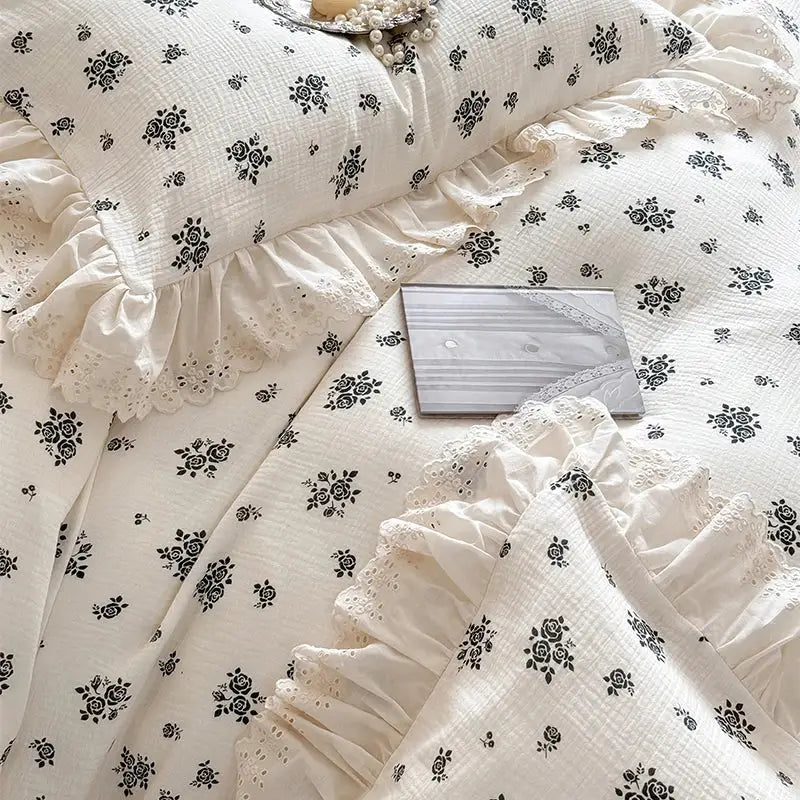 White floral cotton bedding set with lace ruffles for bedroom